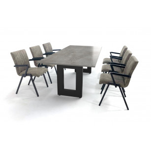 Industriële eettafel met betonlook tafelblad en comfortabele stoelen