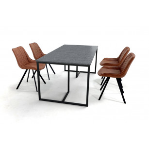 Granieten eettafel met zwart gecoat Deens design onderstel en vier stoelen